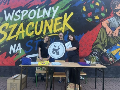 Osoby z koła naukowego trzymają logo koła.